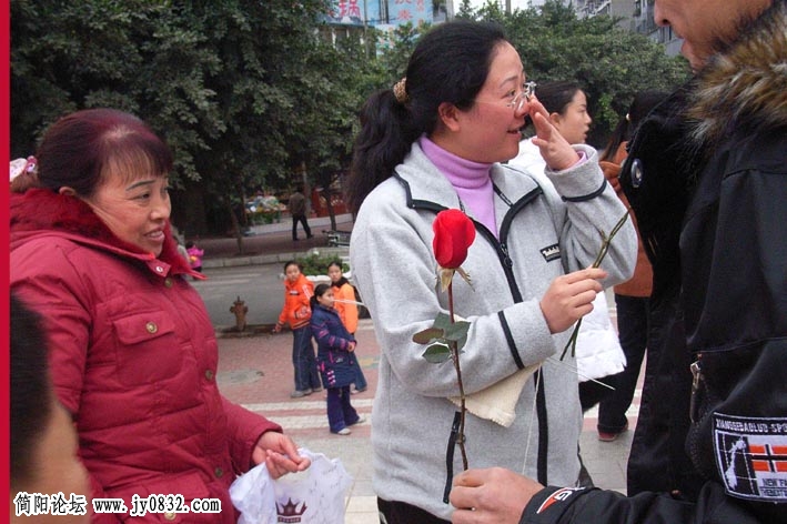 献爱心的女士，祝你们健康快乐