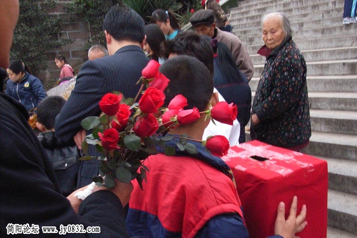 向路人介绍论坛的爱心活动