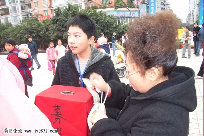 一位阿姨献爱心
