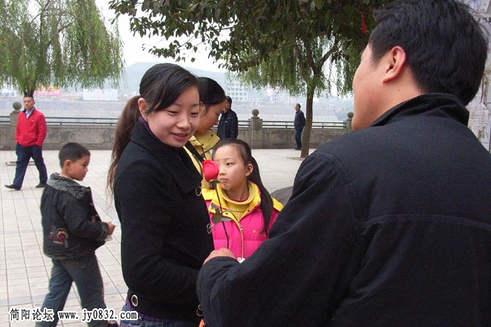 今天最卖力的坛友之一－－冷静的人献路人介绍论坛的爱心活动