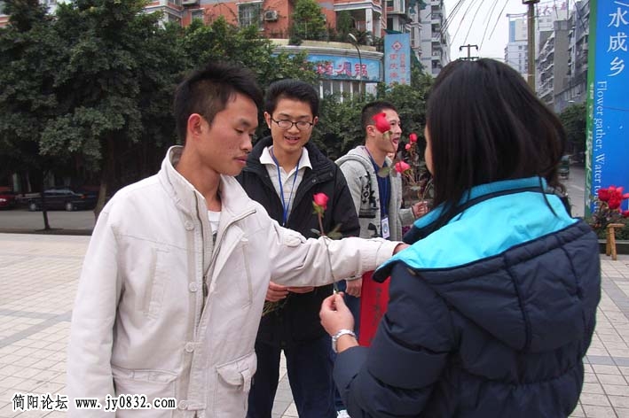 一位帅哥献爱心