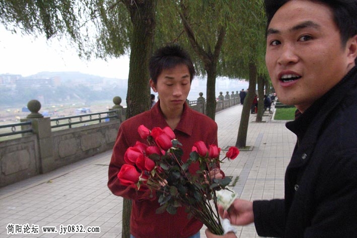 今天最卖力的坛友之一－－冷静的人向路人介绍论坛的爱心活动