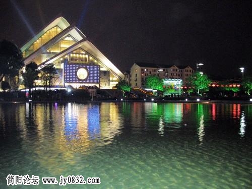 城市广场边的大剧院.jpg
