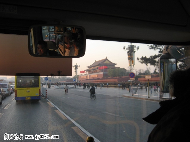挥挥手天安门再见,红旗飘蓝天