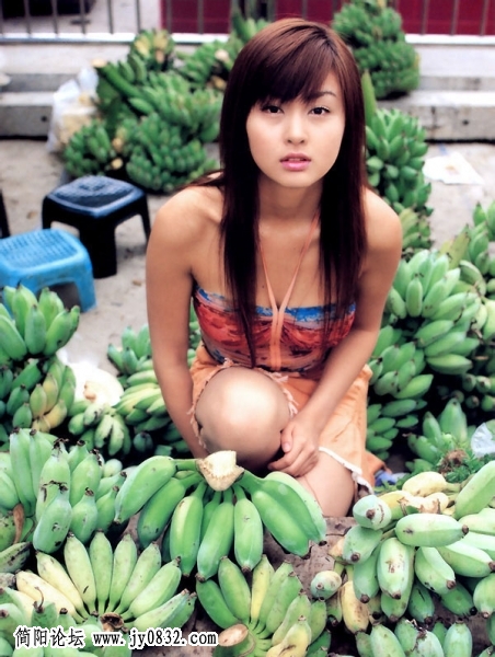 卖香蕉的女孩好清纯.jpg