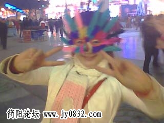 带上假面，这样被打的人就不知道是我了。嘻嘻