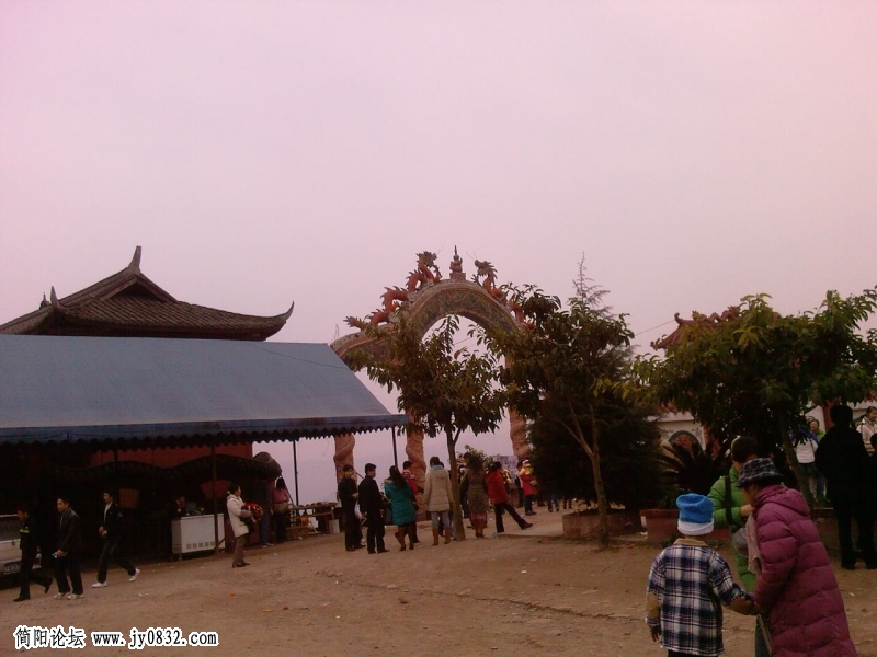 终于到山顶了.jpg