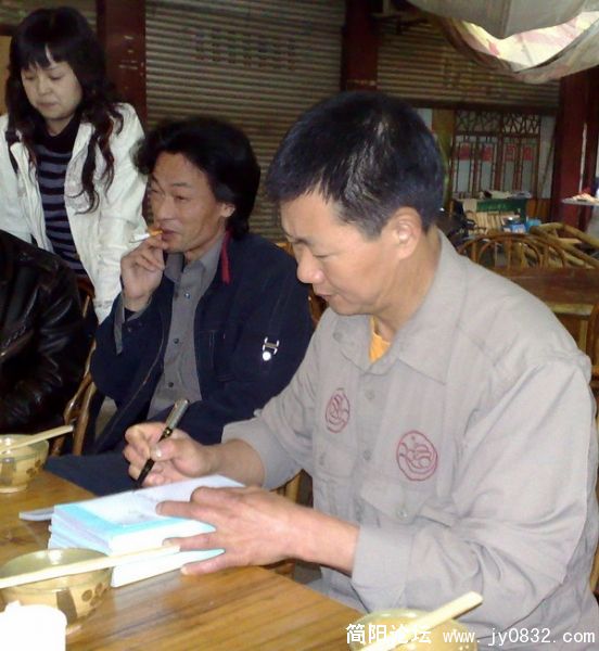 黄大哥签名赠书.jpg
