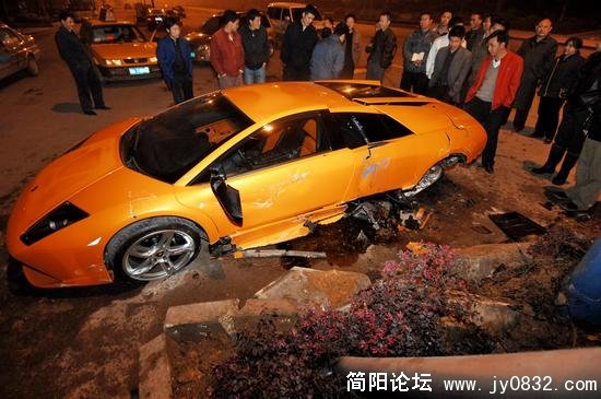 路边绿化带的麻石被撞成几段，泥土也被刨出来散落在路边.jpg