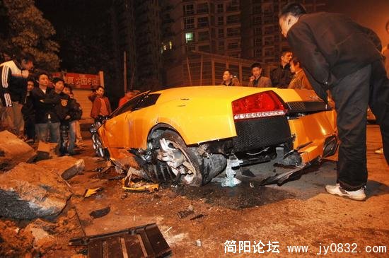 路边绿化带的麻石被撞成几段，泥土也被刨出来散落在路边。.jpg