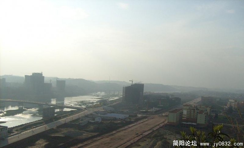 远山含黛，沱江河水泛银光