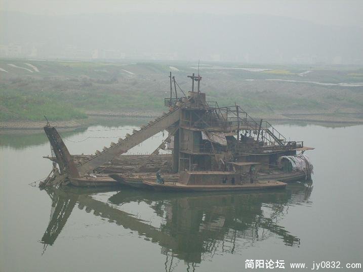 沱江河中的采砂船