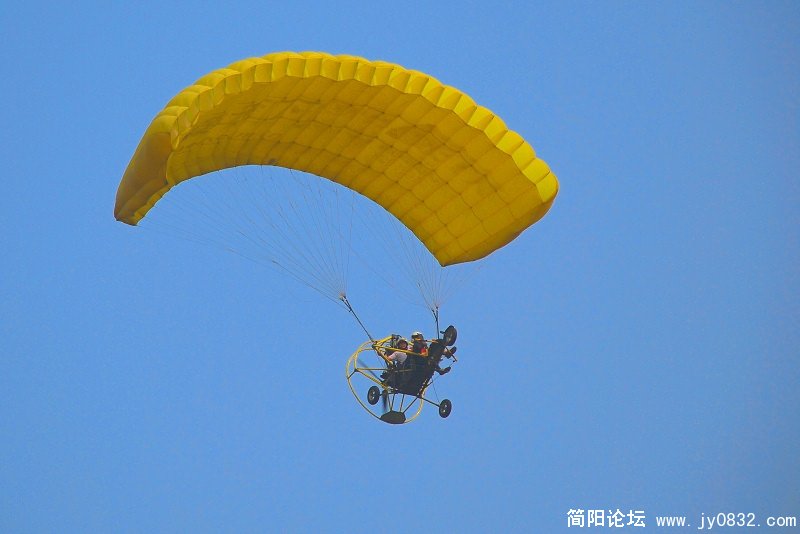 200元坐一次、在古镇上空飞两圈的动力伞（私人经营的）。