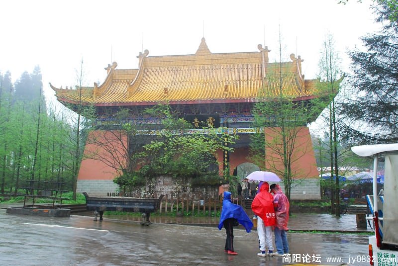 雨中游览天台山