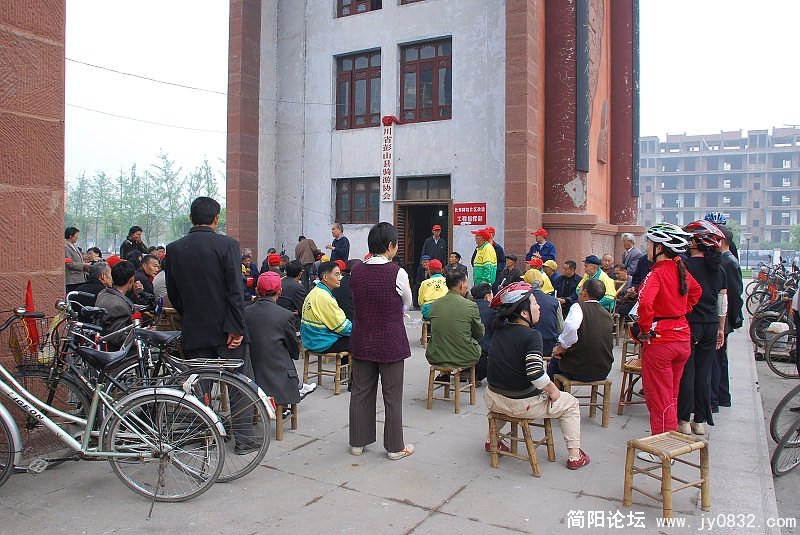 与彭山县骑游协会交流。