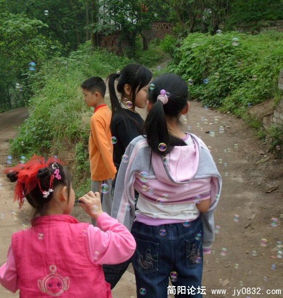 吹泡泡的小朋友