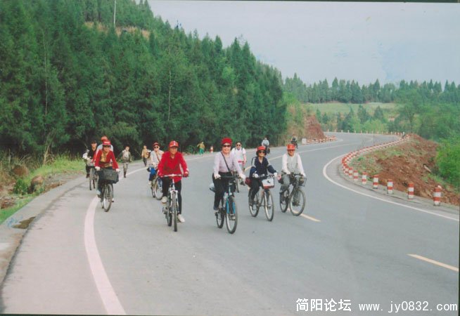 我们骑行在乐至通往遂宁的大道上