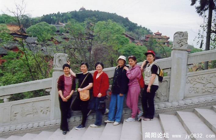 女队员们各具风采，广德寺的台阶上留影