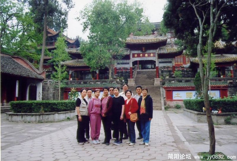 全体队员在遂宁广德寺前合影