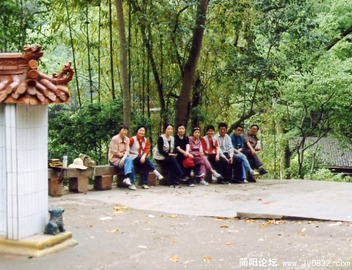 全体队员在遂宁灵泉寺前合影