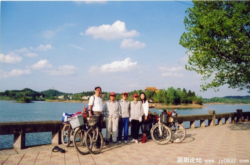 小西湖边，有一本地女子主动与我们合影。