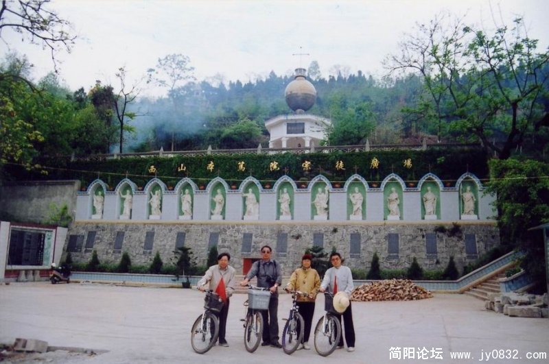 这是我们在南充西山教堂旁边的宗徒广场上合影。