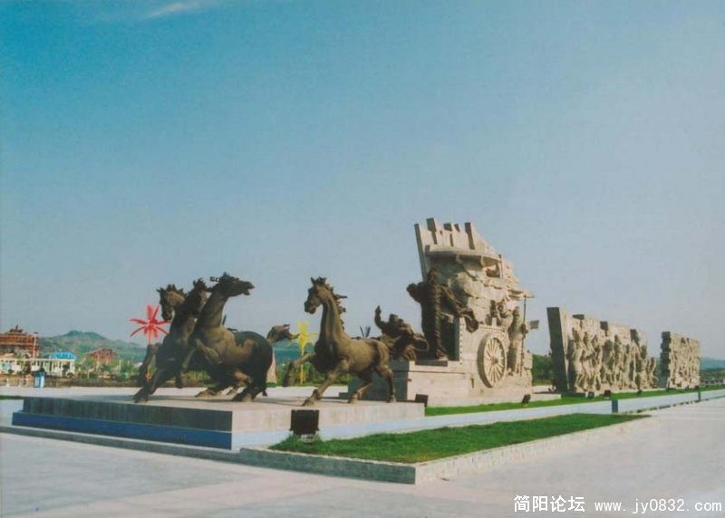 西充的纪信广场上的群雕