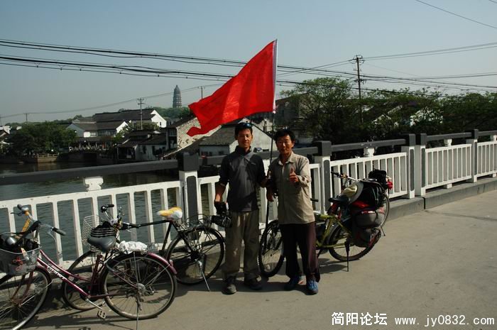 经过虎丘,老黄和小卢合影
