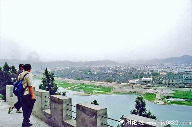 伏在嘉陵江边的阆中城