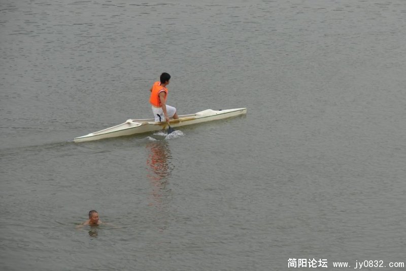 锻炼的老人和年轻人.JPG