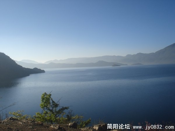 165清晨的泸沽湖.jpg