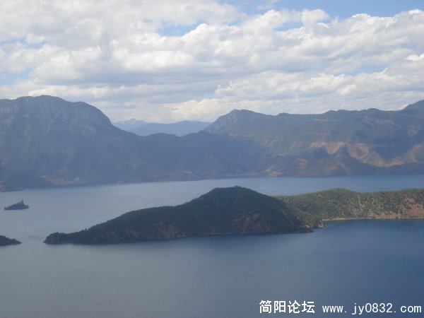82远处观望的泸沽湖.jpg
