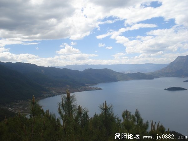 81远处观望的泸沽湖.jpg