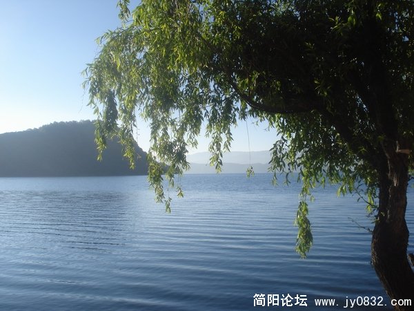 166清晨的泸沽湖.jpg