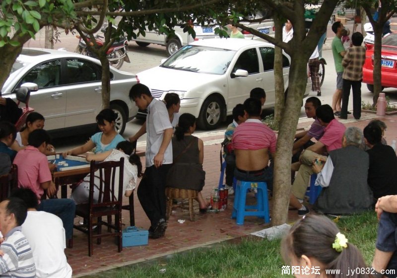 呵呵,还有打麻将的..jpg