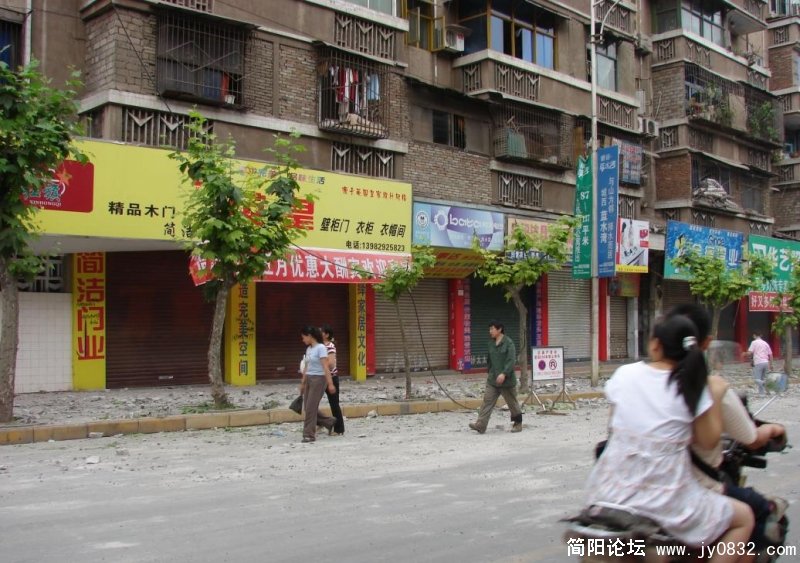 旧房子掉下的碎石.jpg