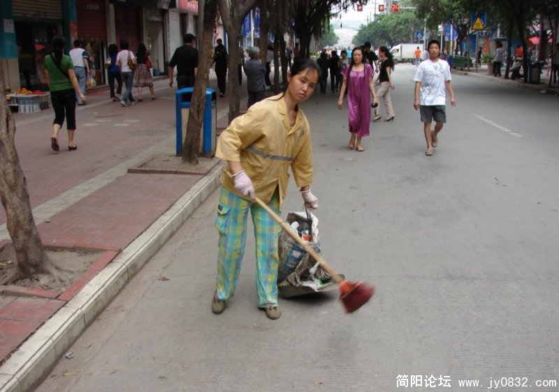 坚守岗位的环卫大姐.jpg