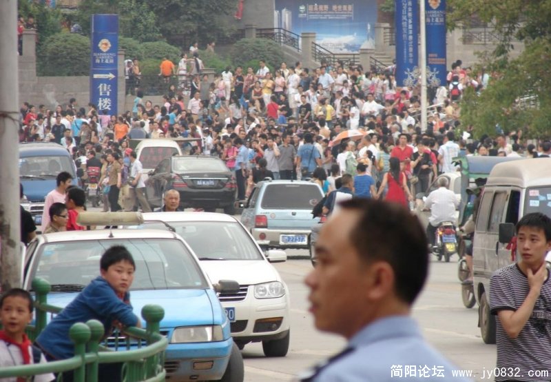 人都集中在几个空旷地.jpg