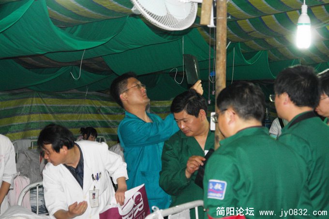 河南医疗队专家会诊病员