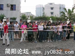 等待换班的志愿者。对于没有家属的灾区人民，是一对一的护理，一天三班，每班8个小时！