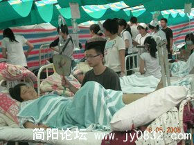    下午天气热，虽然有风扇，并运来了冰块，但是病区内温度还是很高，志愿者都在为病人扇扇子
