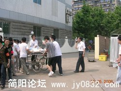  志愿者在运送病人！