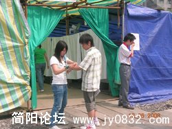 正在       佩带志愿者的标志“绿色带子”！