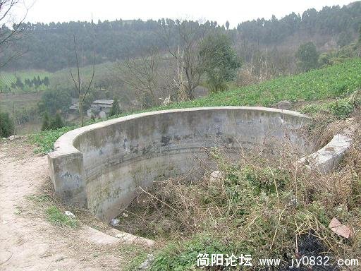 半山坡上的蓄水池，雨天蓄水旱时用