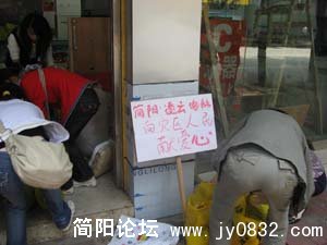 整理捐赠衣物.jpg