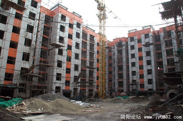 中庭(正在平整地坪).JPG