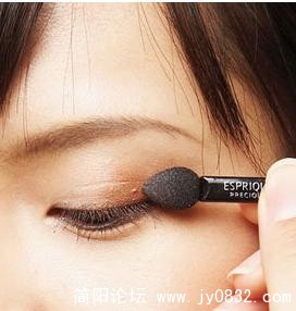 用浅色打底，从睫毛根向上一层层涂