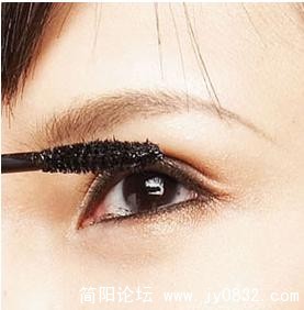 刷上睫毛膏，完成眼妆