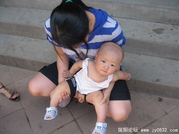 同事的小孩在尿尿，呵呵。