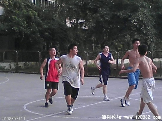全身黑色篮球套装的是:飞哥.